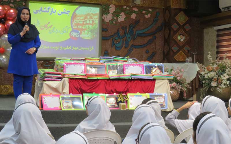 اهدا کتاب درسی و پکیج به دانشآموزان مدرسه مهرگان بابل
