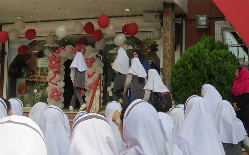 اهدا کتاب درسی و پکیج به دانشآموزان مدرسه مهرگان بابل