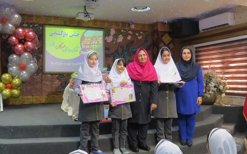 اهدا کتاب درسی و پکیج به دانشآموزان مدرسه مهرگان بابل