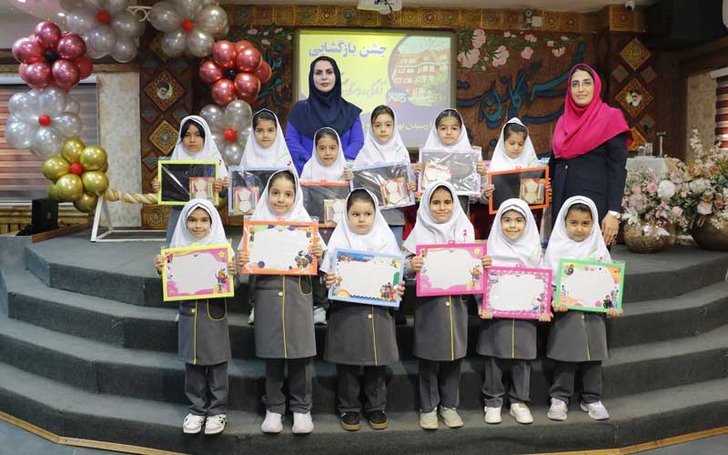 اهدا کتاب درسی و پکیج به دانشآموزان مدرسه مهرگان بابل