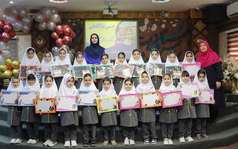 اهدا کتاب درسی و پکیج به دانشآموزان مدرسه مهرگان بابل