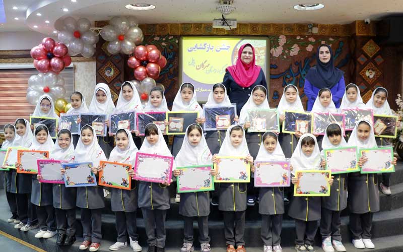 اهدا کتاب درسی و پکیج به دانشآموزان مدرسه مهرگان بابل
