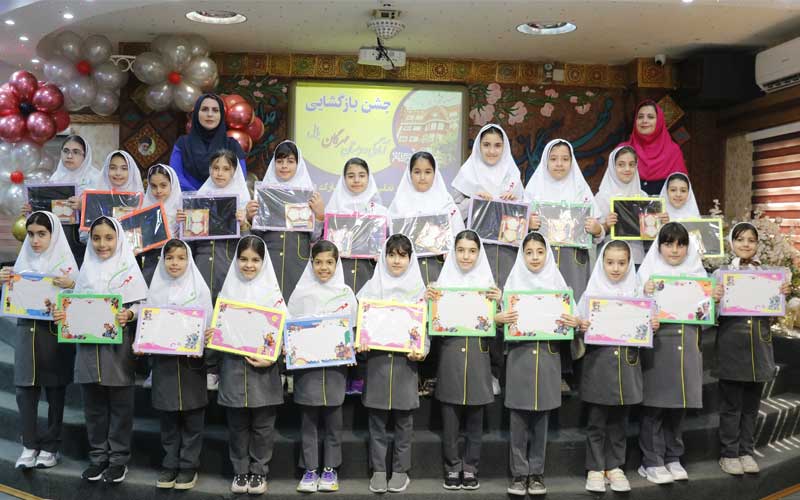 اهدای کتاب درسی به دانشآموزان مدرسه مهرگان بابل