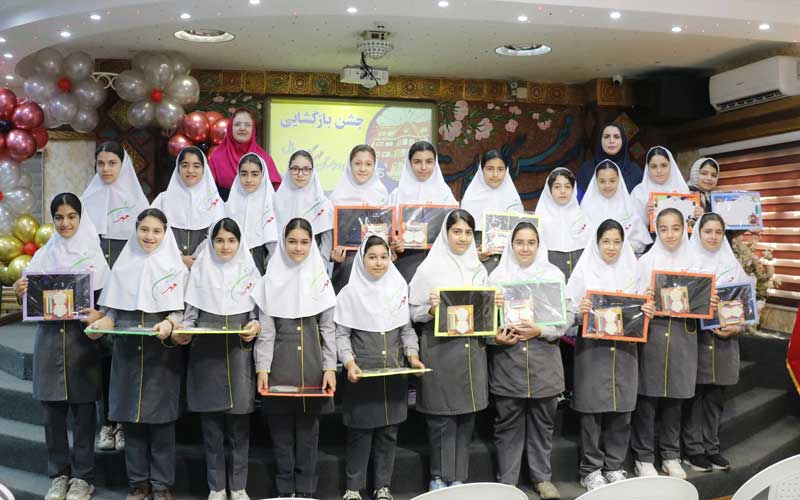 اهدای کتاب درسی به دانشآموزان مدرسه مهرگان بابل