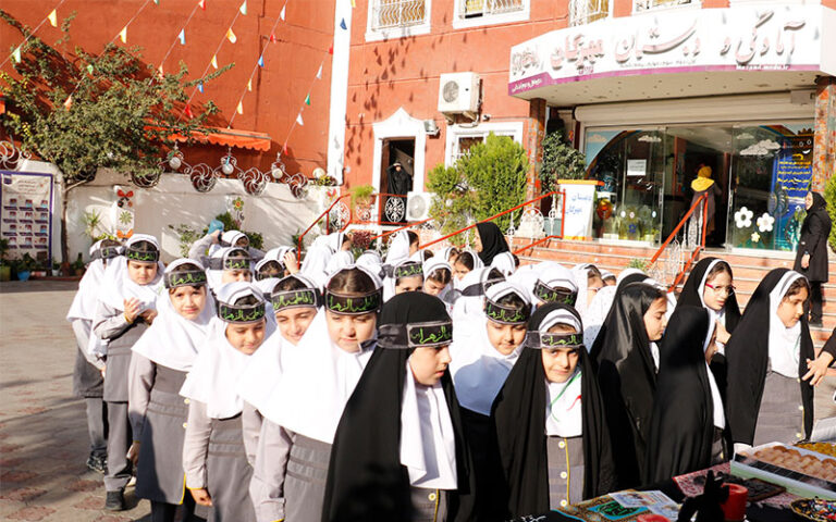 موکب عزاداری دانشآموزان در مراسم حضرت فاطمه در مدرسه