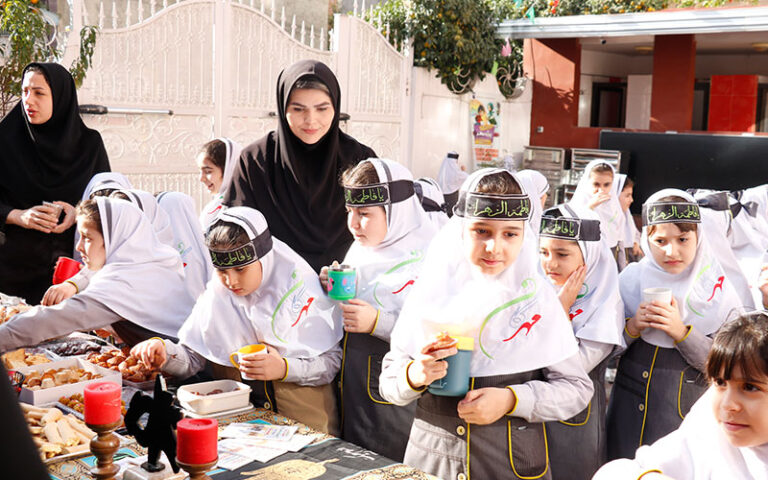 موکب عزاداری دانشآموزان در مراسم حضرت فاطمه در مدرسه