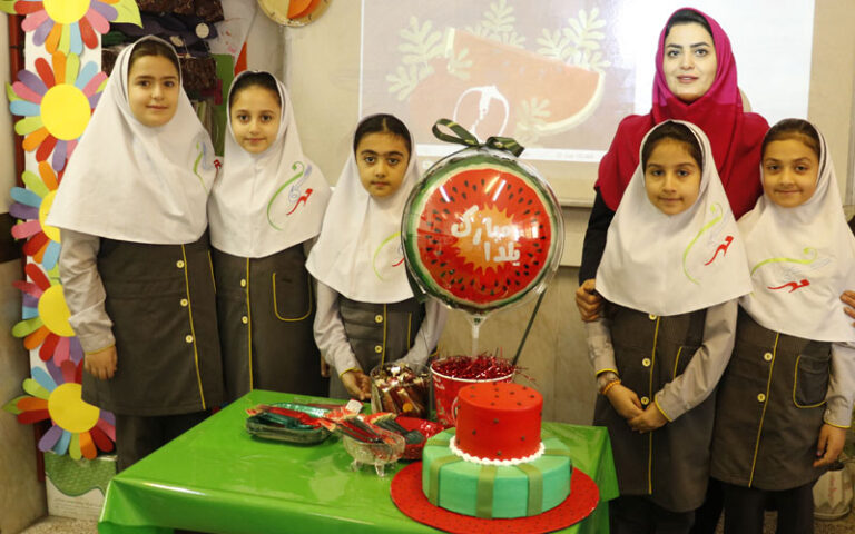 سفره یلدایی دانشآموزان مدرسه مهرگان بابل