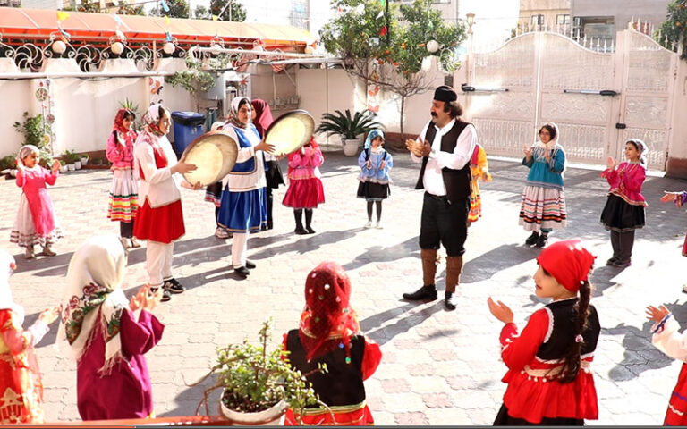 برگزاری آیین سنتی شب یلدا در حیاط مدرسه مهرگان