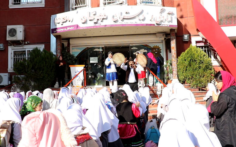 لباس سنتی دانشآموزان در جشن یلدا ۱۴۰۴