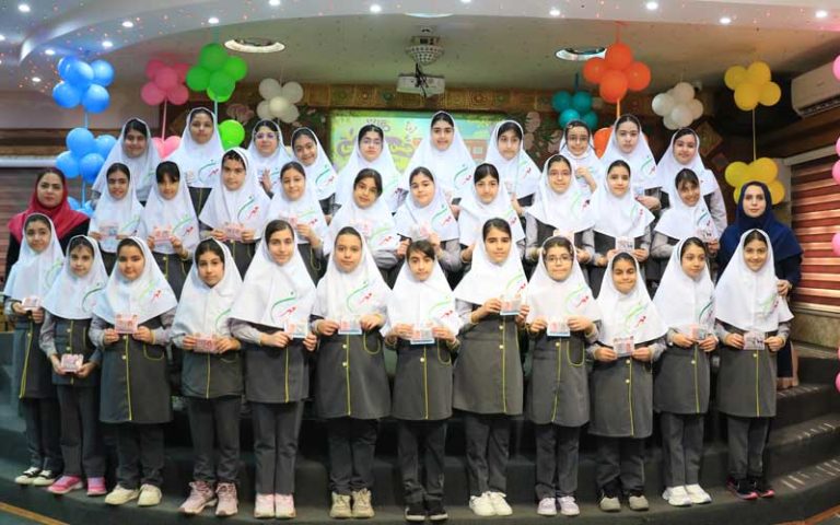 دانشآموزان و معلمان دبستان مهرگان در جشن بازگشایی ۱۴۰۵