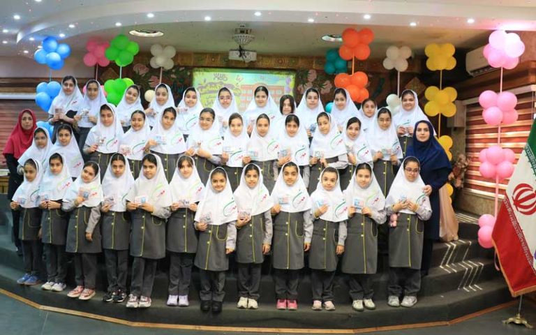 حضور دانشآموزان در جشن بازگشایی مدرسه مهرگان