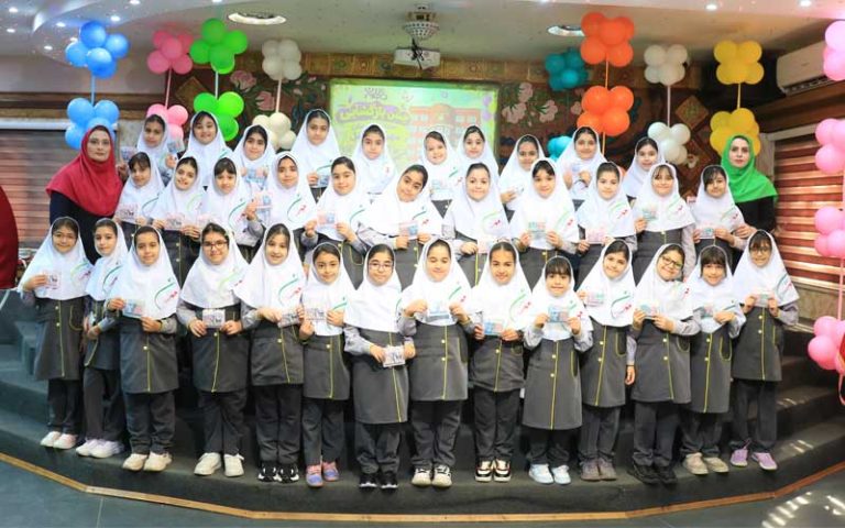 حضور دانشآموزان در جشن بازگشایی مدرسه مهرگان