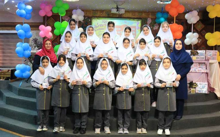 دانشآموزان و معلمان دبستان مهرگان در جشن بازگشایی ۱۴۰۵