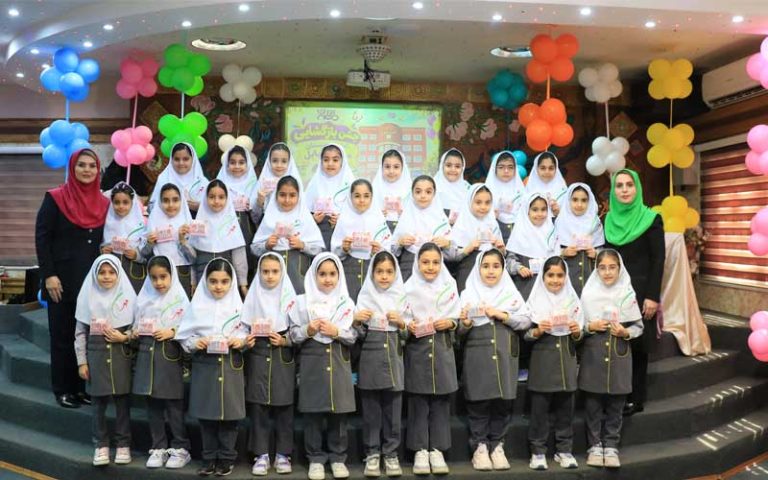 دانشآموزان و معلمان دبستان مهرگان در جشن بازگشایی ۱۴۰۵